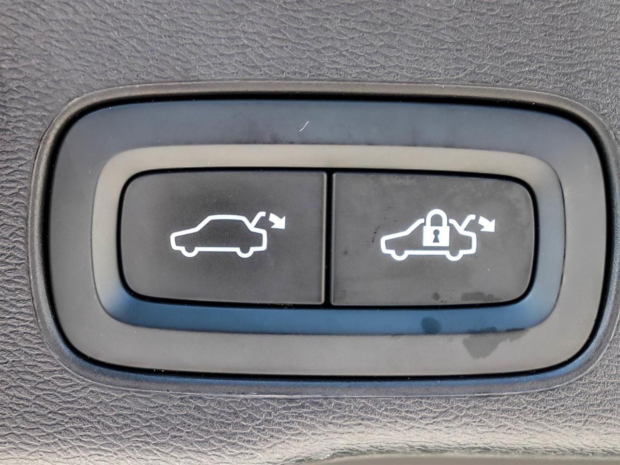 2024 Volvo XC60 B5 AWD Plus Dark Theme Photo