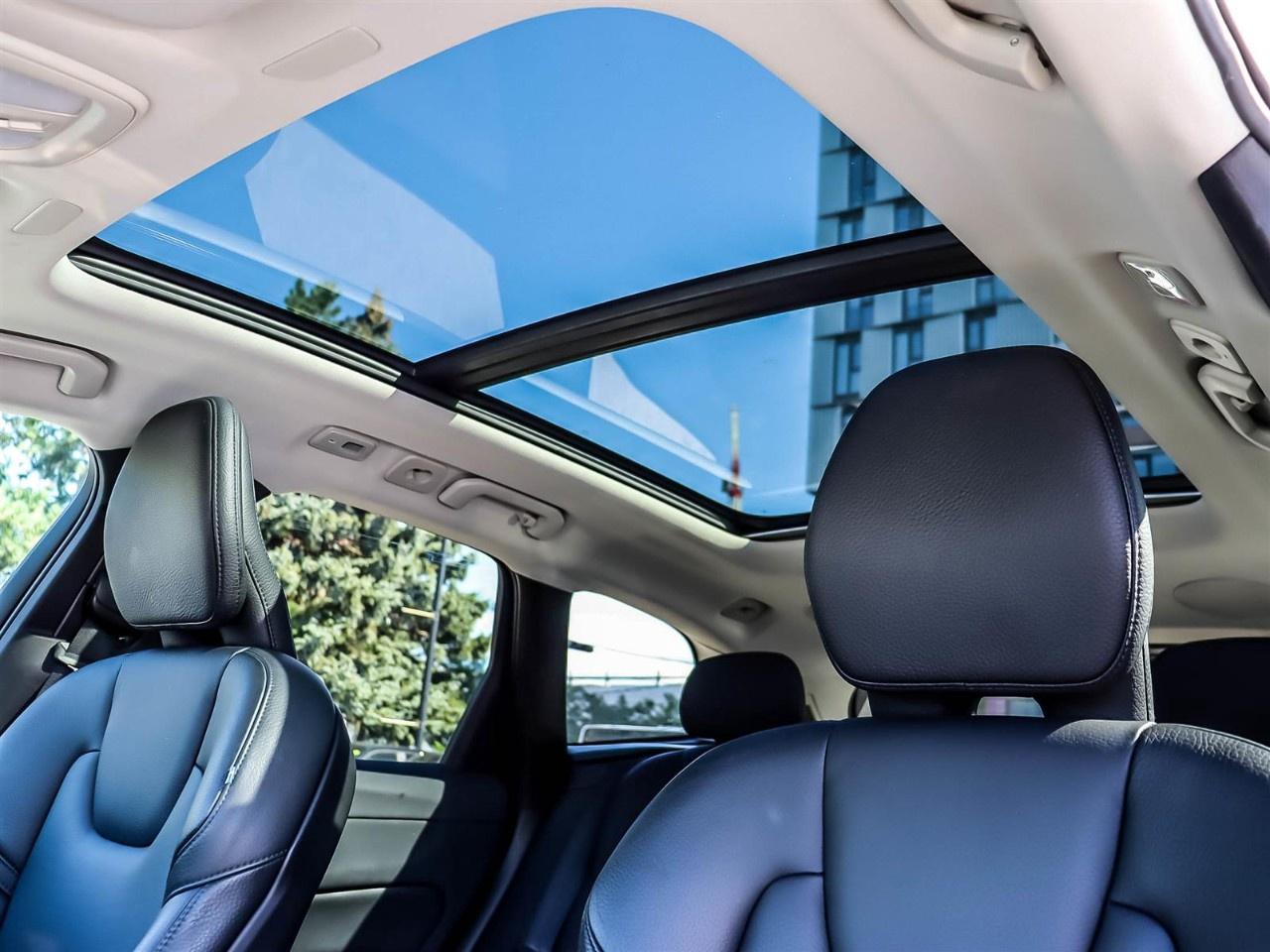 2024 Volvo XC60 B5 AWD Plus Dark Theme Photo