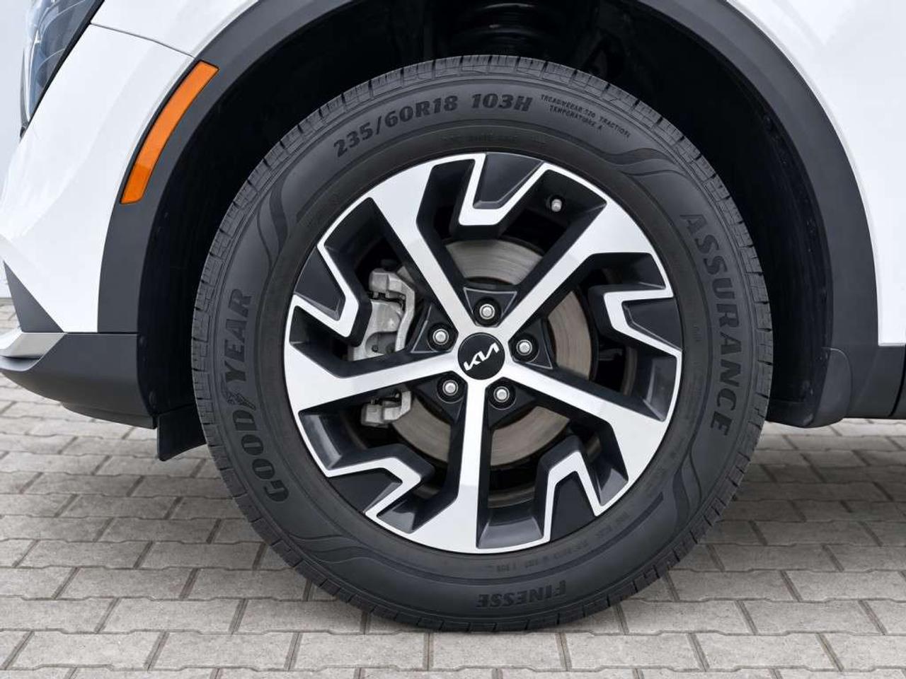 2024 Kia Sportage EX AWD / Leather / Heated Seats / Sunroof / NAVI / Backup Cam / Apple CarPlay Photo
