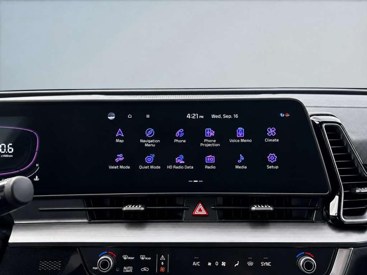2024 Kia Sportage EX AWD / Leather / Heated Seats / Sunroof / NAVI / Backup Cam / Apple CarPlay Photo