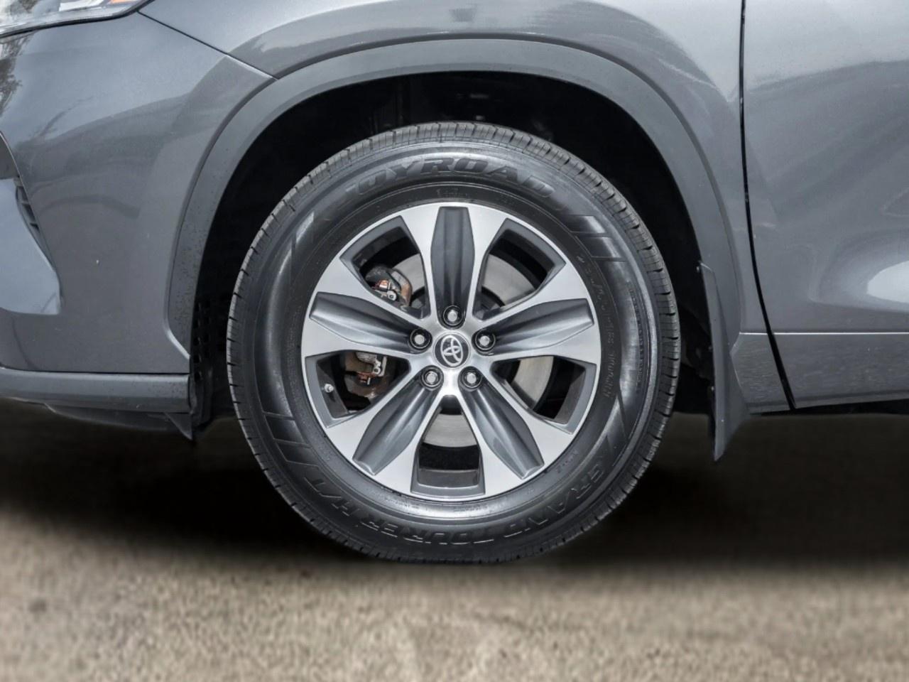 2023 Toyota Highlander XLE AWD Photo3