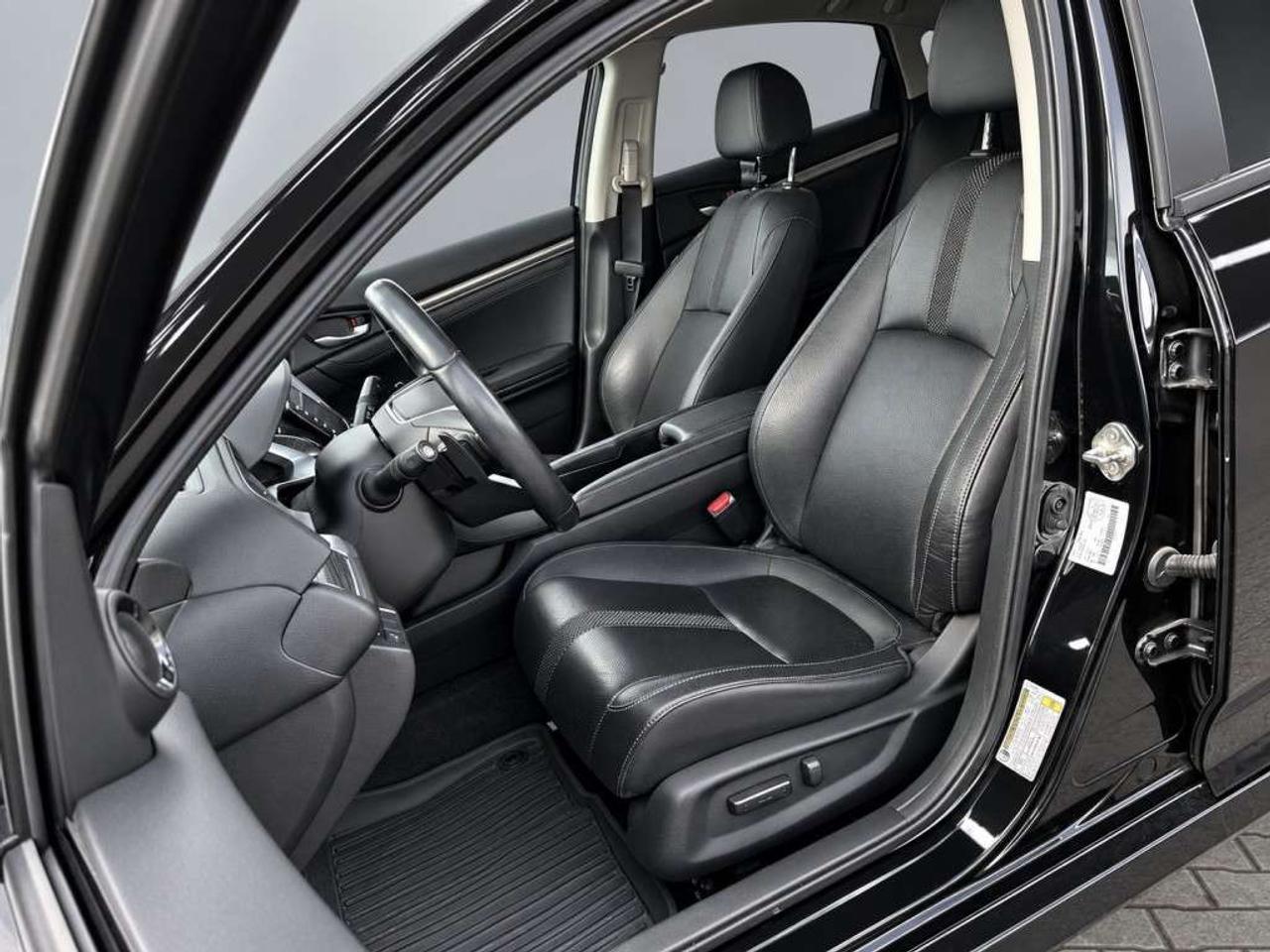 2019 Honda Civic TOURING   Leather   NAVI   Sunroof   Heated Seats   CarPlay   Honda Sensing   Backup Cam Photo