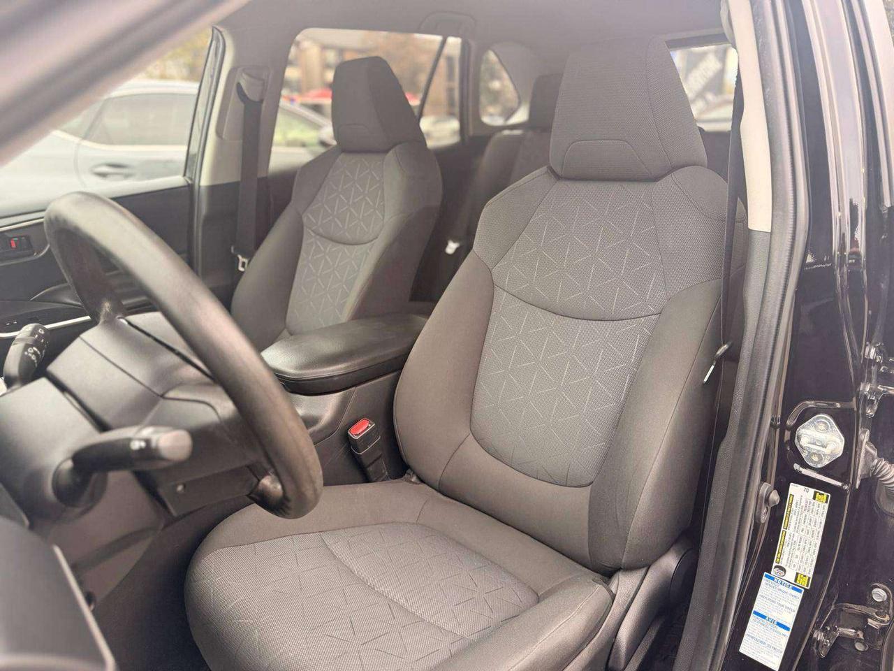 2022 Toyota RAV4 LE AWD Photo3