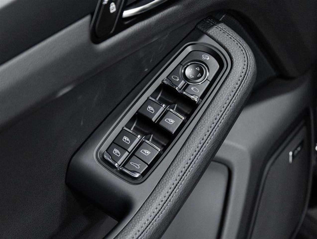2026 Porsche Macan  Photo