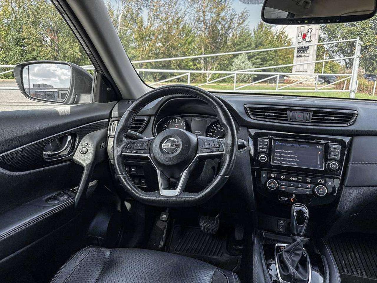 2017 Nissan Rogue SL (AS-IS) Photo