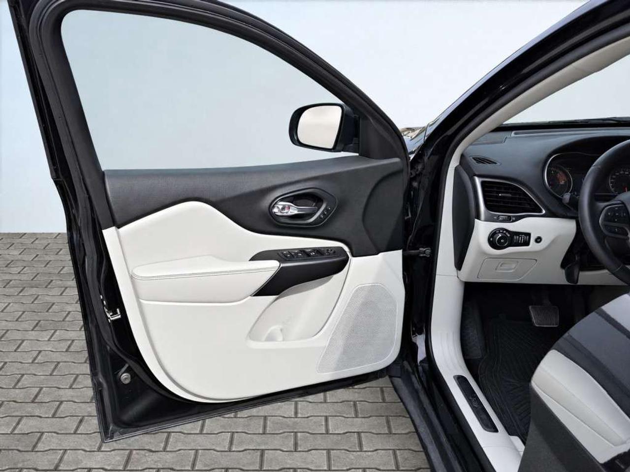 2019 Jeep Cherokee LIMITED / Leather / NAVI / Panoramic Roof / Heated Seats / Backup Cam / Remote Start Photo