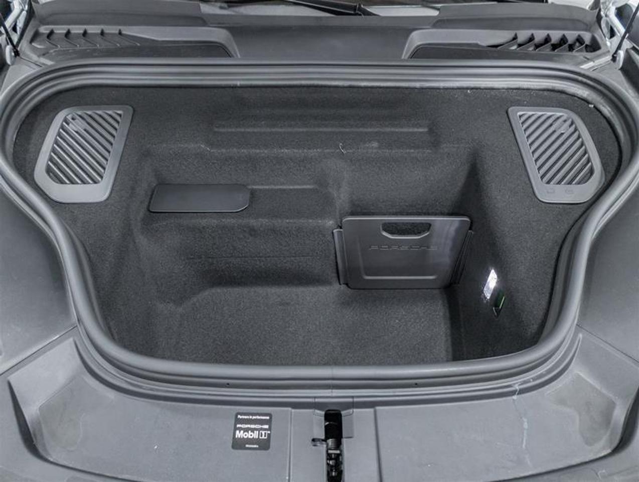 2026 Porsche Macan  Photo