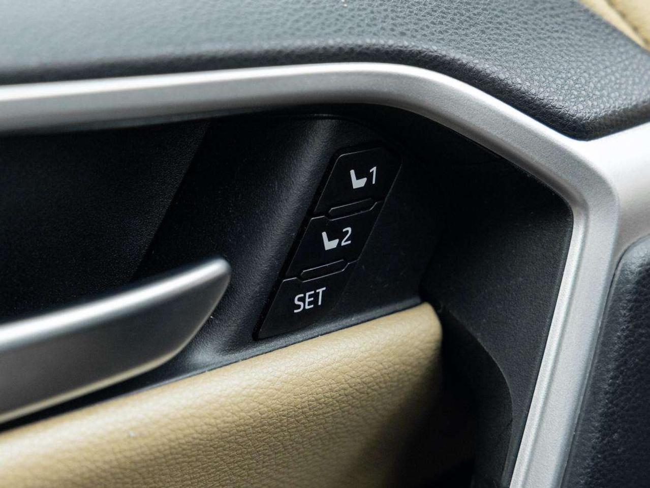2019 Toyota RAV4 AWD Hybrid Limited Photo