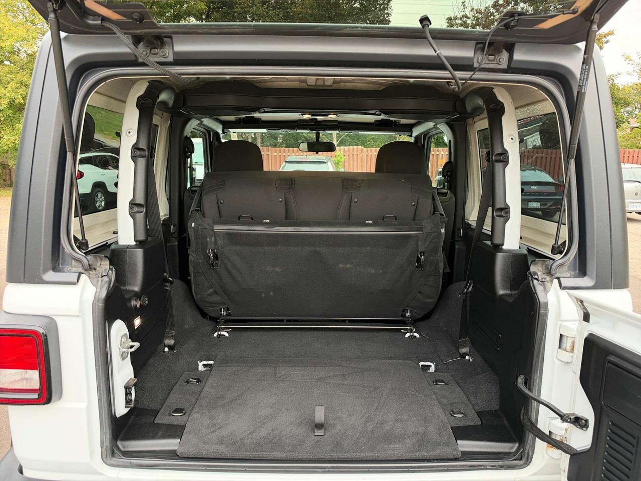 2021 Jeep Wrangler Sport S 4x4 * NO ACCIODENTS / CARPLAY / CAMERA / POWER OPTIONS Photo