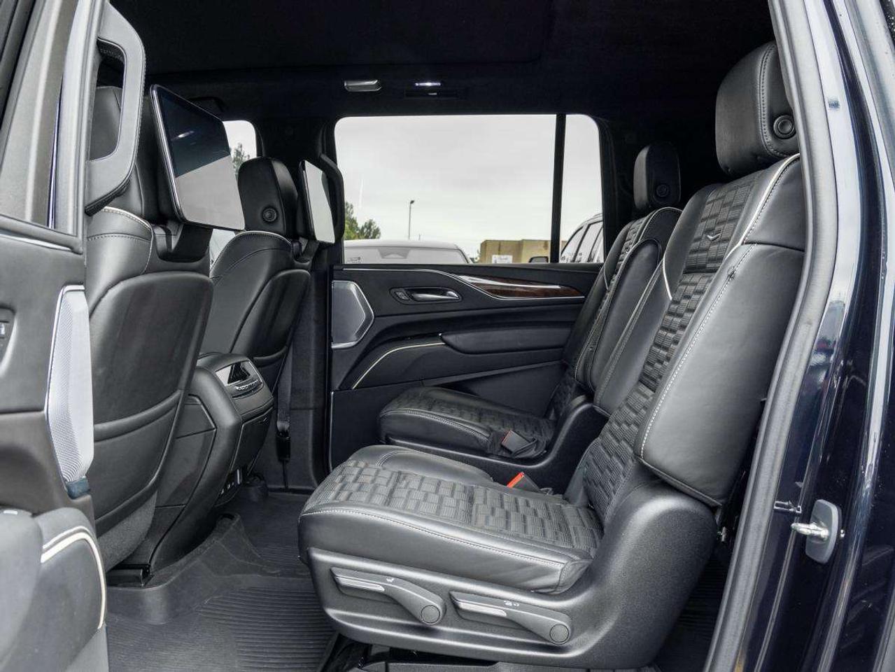2023 Cadillac Escalade 4WD Sport Platinum Photo