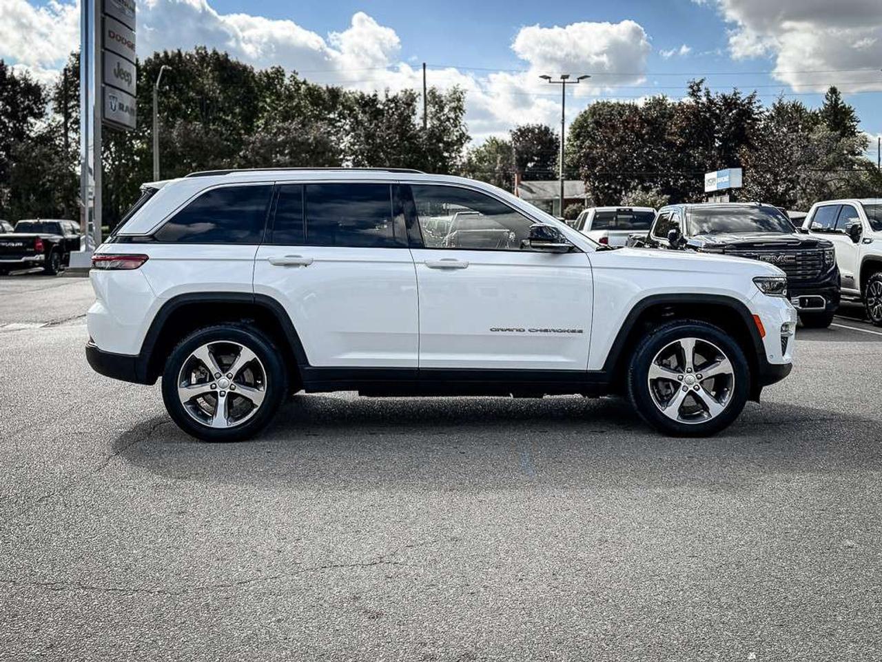 2022 Jeep Grand Cherokee REAR SEAT VIDEO   360 CAM   VENTILATED LEATHER   ADAPTIVE CRUISE   PASSENGER DISPLAY Photo