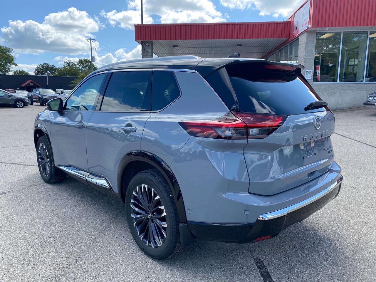 2024 Nissan Rogue PLATINUM, CLEAN CARFAX, SUNROOF, REMOTE START! Photo