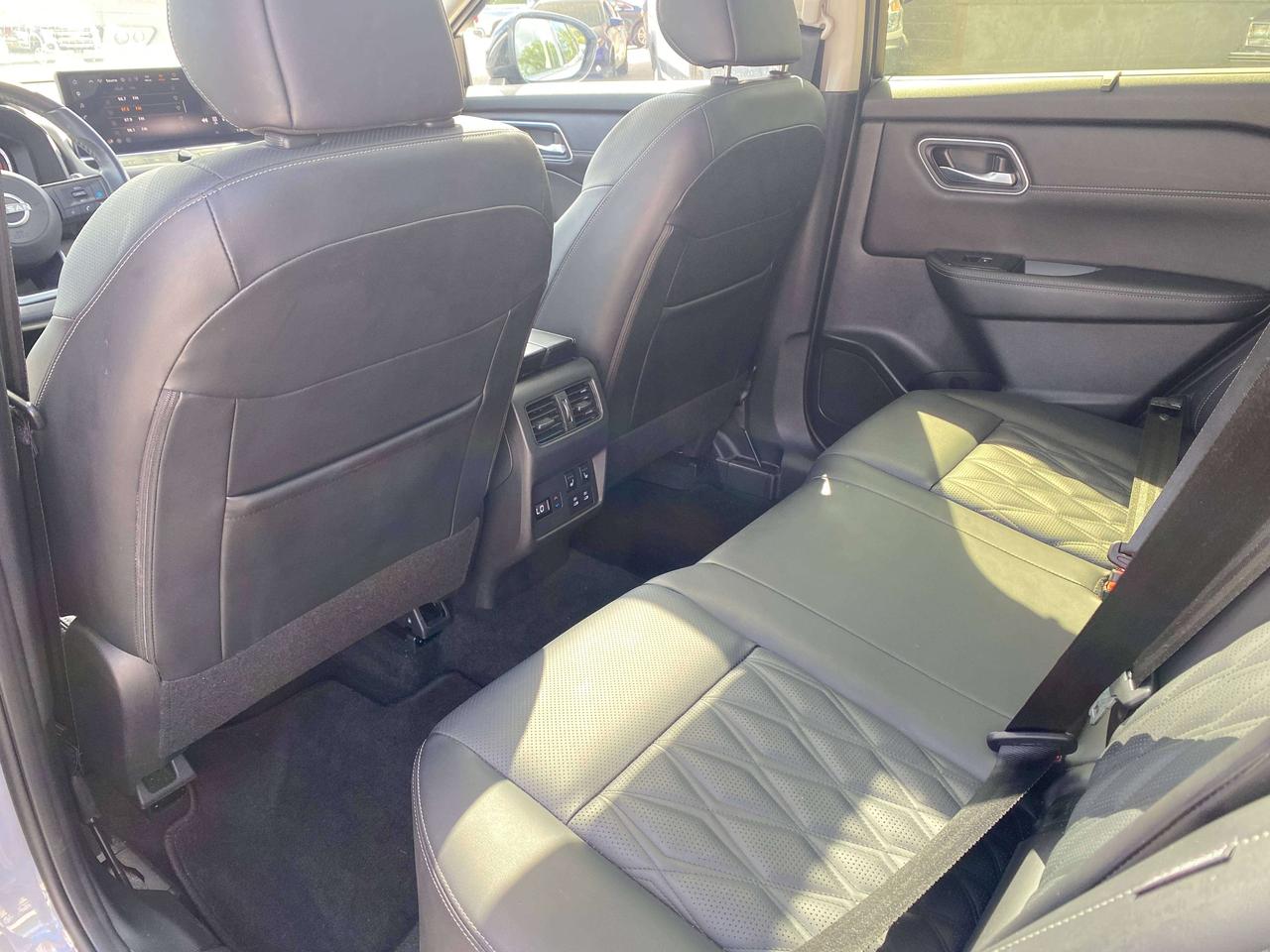 2024 Nissan Rogue PLATINUM, CLEAN CARFAX, SUNROOF, REMOTE START! Photo