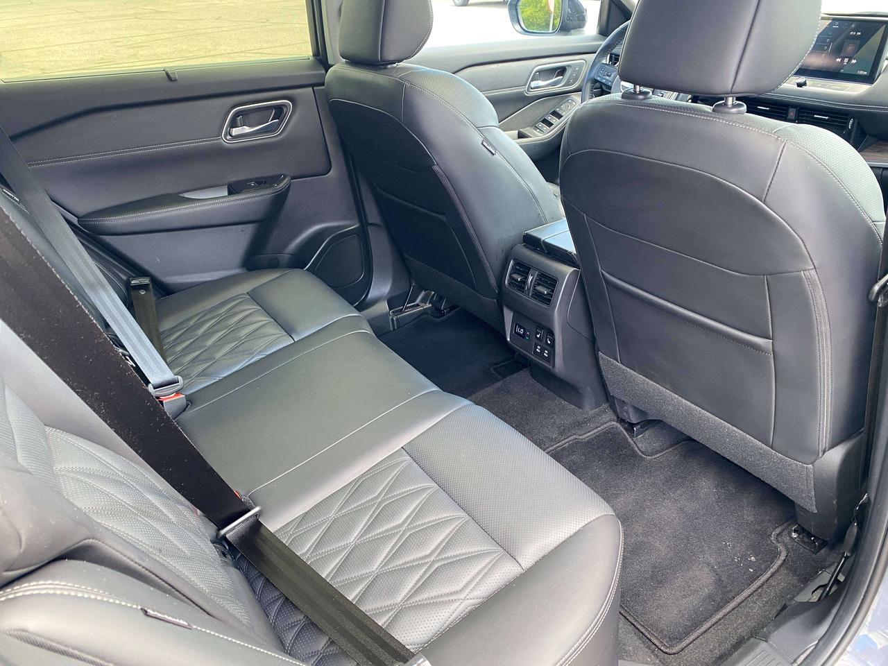 2024 Nissan Rogue PLATINUM, CLEAN CARFAX, SUNROOF, REMOTE START! Photo