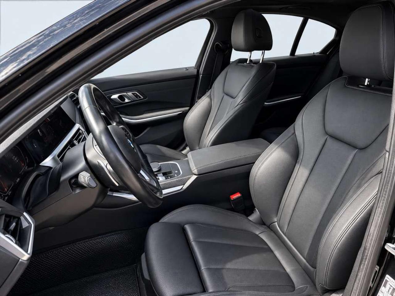 2020 BMW 3 Series 330i xDRIVE / AWD / LEATHER / NAVI / SUNROOF / HEATED SEATS Photo