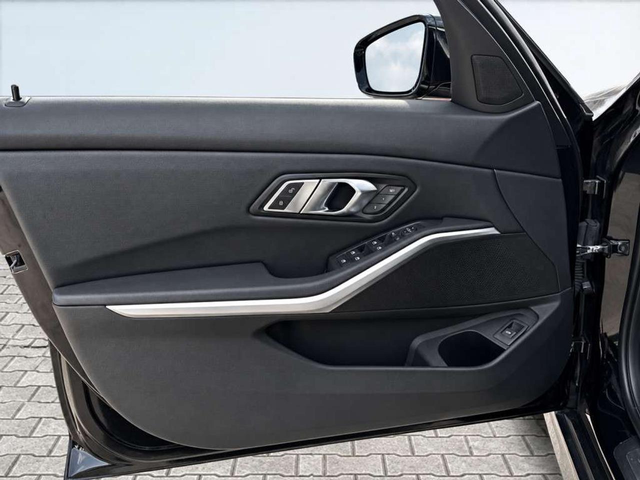 2020 BMW 3 Series 330i xDRIVE / AWD / LEATHER / NAVI / SUNROOF / HEATED SEATS Photo