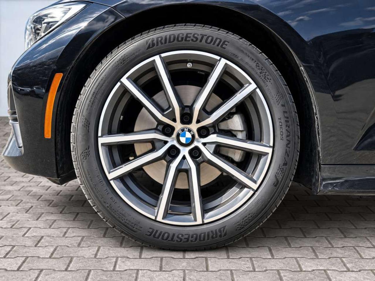 2020 BMW 3 Series 330i xDRIVE / AWD / LEATHER / NAVI / SUNROOF / HEATED SEATS Photo