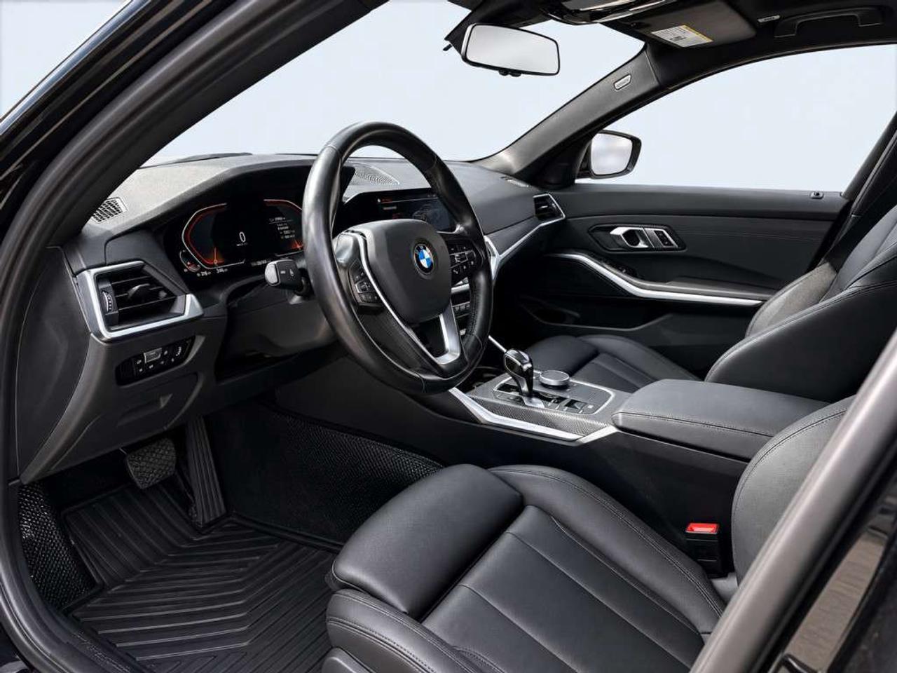 2020 BMW 3 Series 330i xDRIVE / AWD / LEATHER / NAVI / SUNROOF / HEATED SEATS Photo