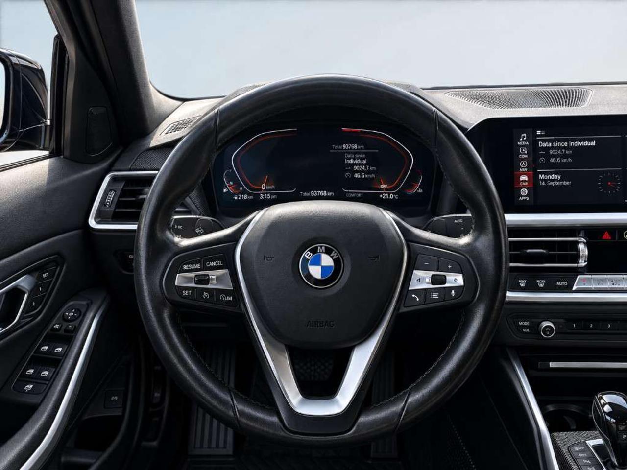 2020 BMW 3 Series 330i xDRIVE / AWD / LEATHER / NAVI / SUNROOF / HEATED SEATS Photo