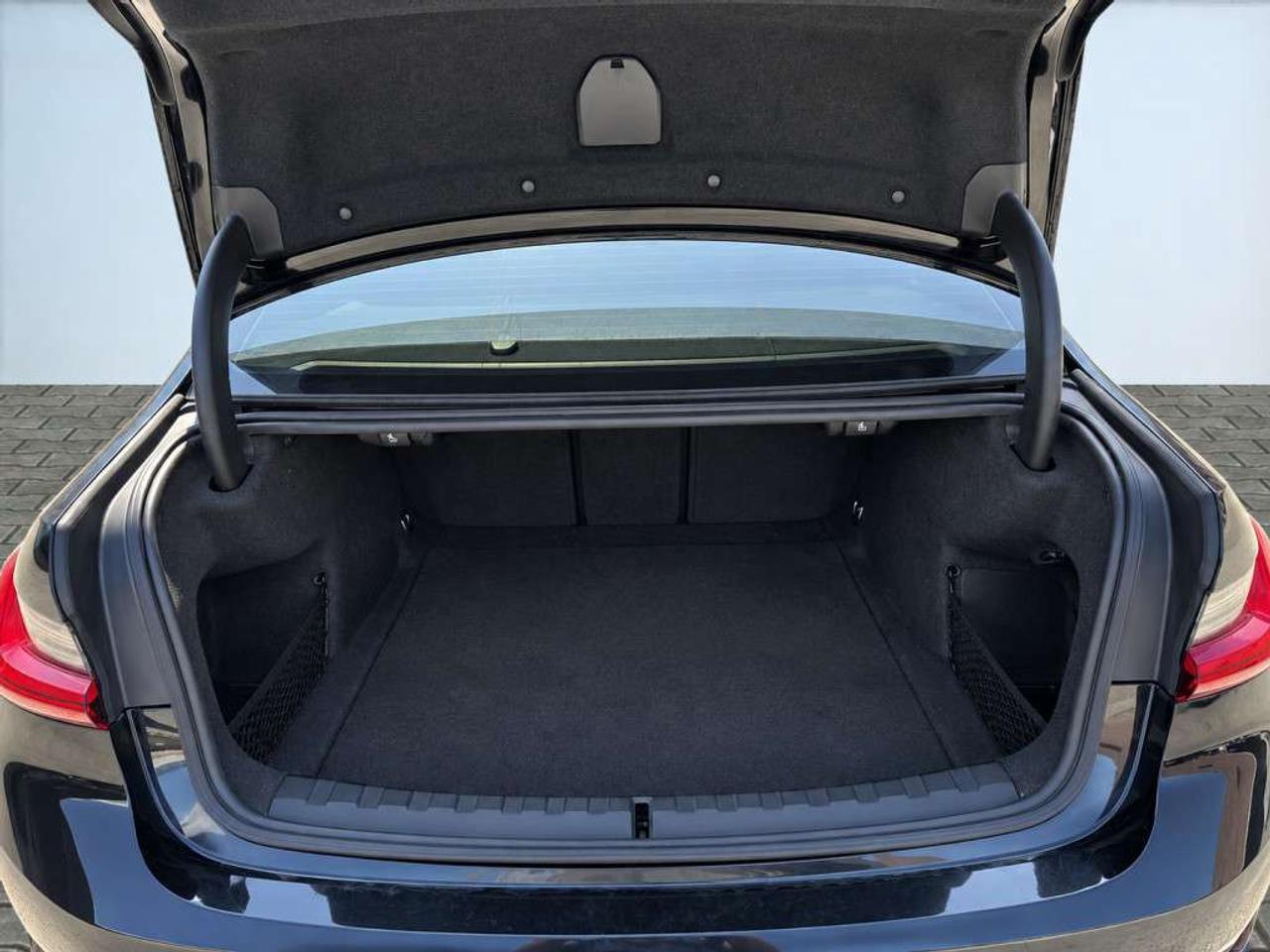 2020 BMW 3 Series 330i xDRIVE / AWD / LEATHER / NAVI / SUNROOF / HEATED SEATS Photo