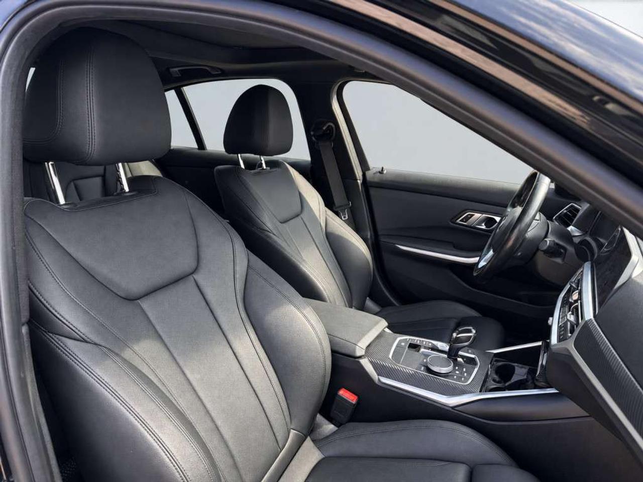 2020 BMW 3 Series 330i xDRIVE / AWD / LEATHER / NAVI / SUNROOF / HEATED SEATS Photo