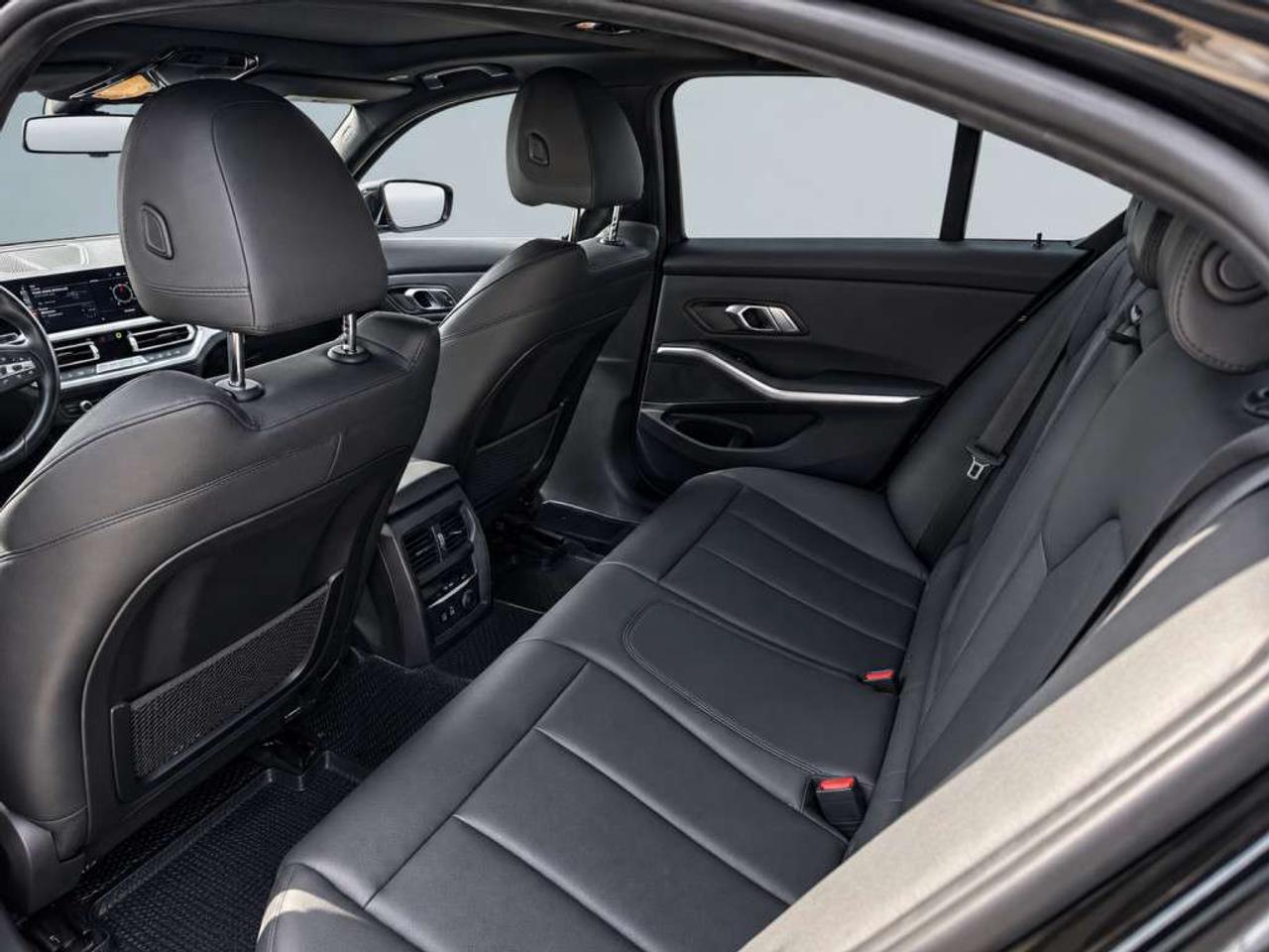 2020 BMW 3 Series 330i xDRIVE / AWD / LEATHER / NAVI / SUNROOF / HEATED SEATS Photo