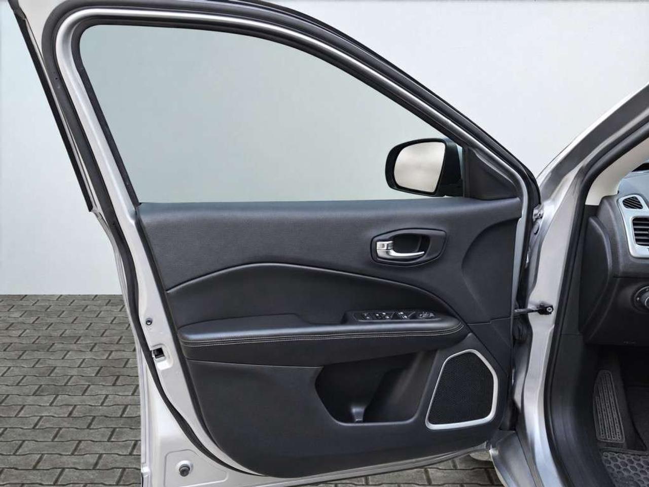 2020 Jeep Compass NORTH / 4X4 / HEATED SEATS / HEATED WHEEL / CARPLAY / BACKUP CAM / POWER LIFTGATE Photo