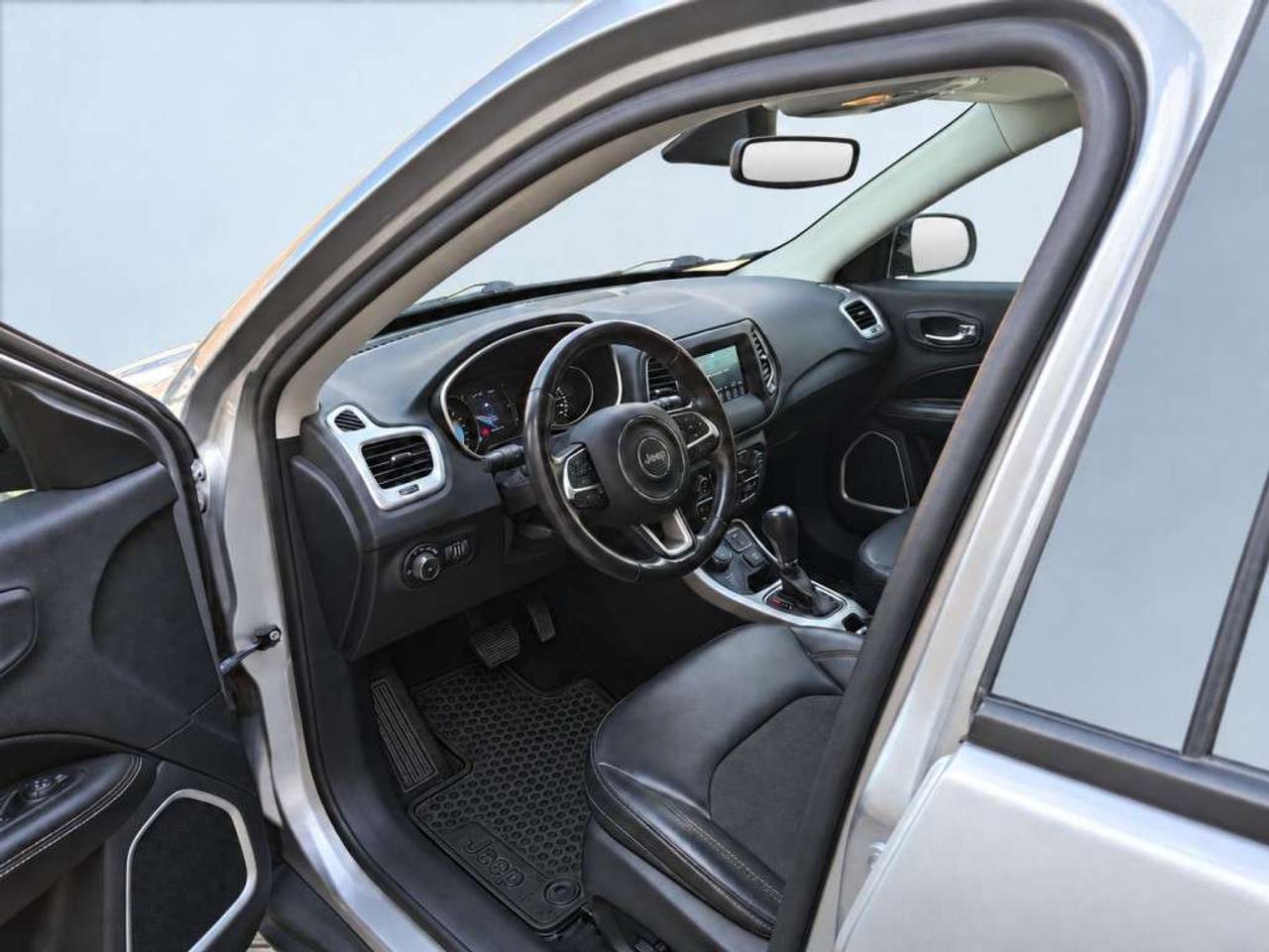 2020 Jeep Compass NORTH / 4X4 / HEATED SEATS / HEATED WHEEL / CARPLAY / BACKUP CAM / POWER LIFTGATE Photo