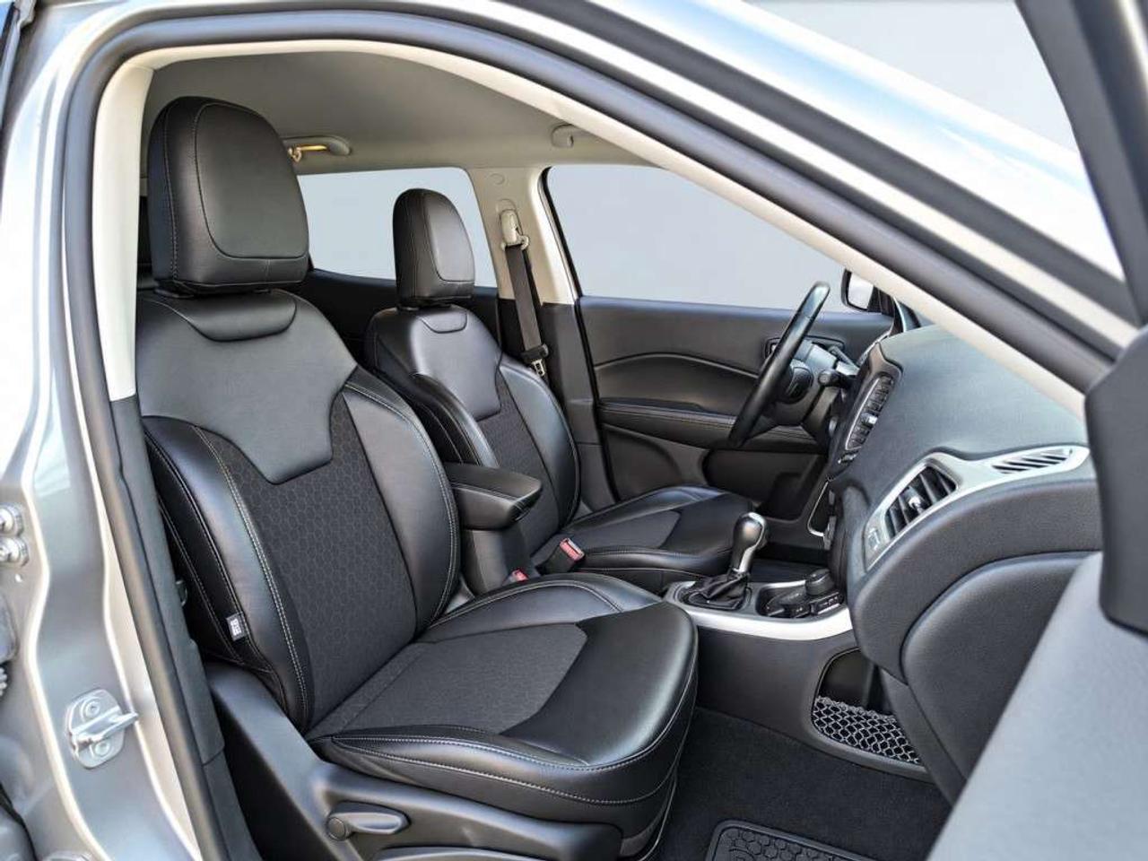 2020 Jeep Compass NORTH / 4X4 / HEATED SEATS / HEATED WHEEL / CARPLAY / BACKUP CAM / POWER LIFTGATE Photo