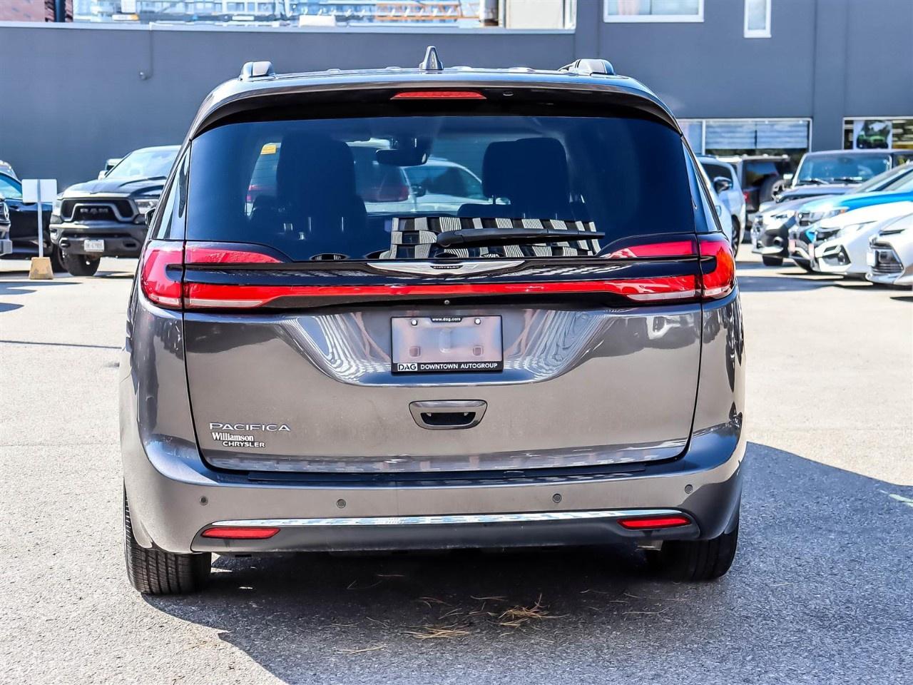 2022 Chrysler Pacifica Touring L FWD Photo3
