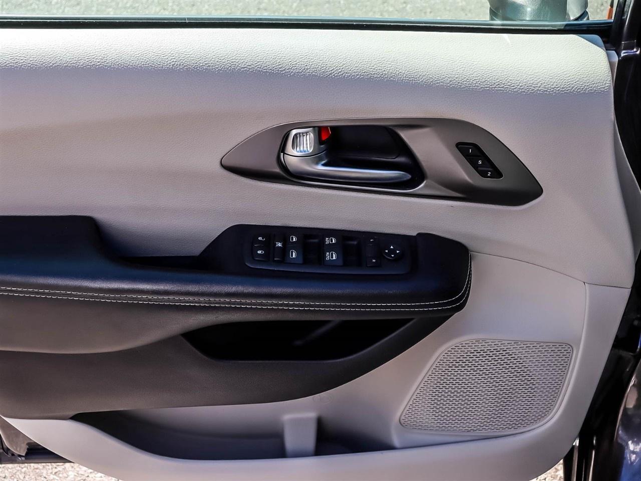 2022 Chrysler Pacifica Touring L FWD Photo