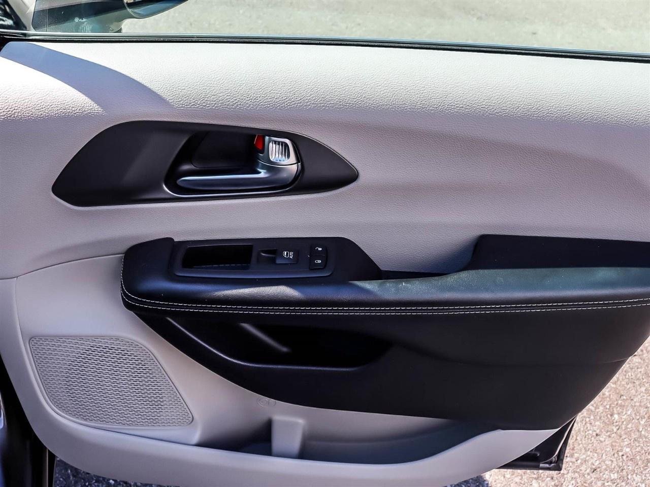 2022 Chrysler Pacifica Touring L FWD Photo