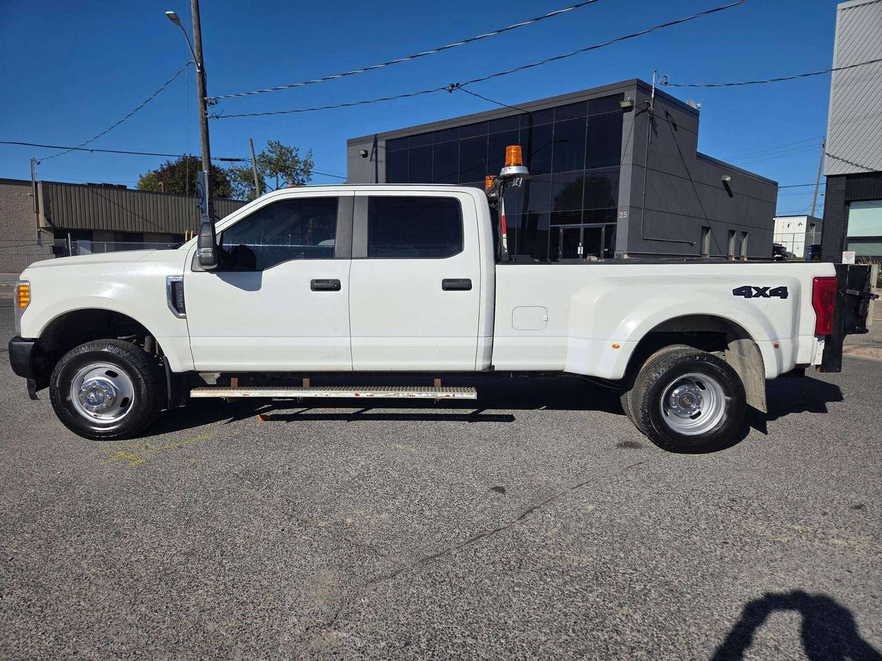 2017 Ford F-350 4WD DUALLY **CREW CAB-TOMMY LIFT GATE-1 OWNER** Photo1