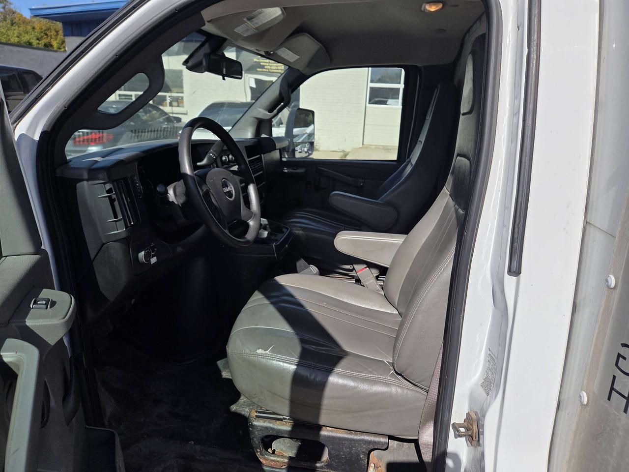 2019 GMC Savana G3500 - 16Ft Box - V8 Gas - 16CB-003698 Photo