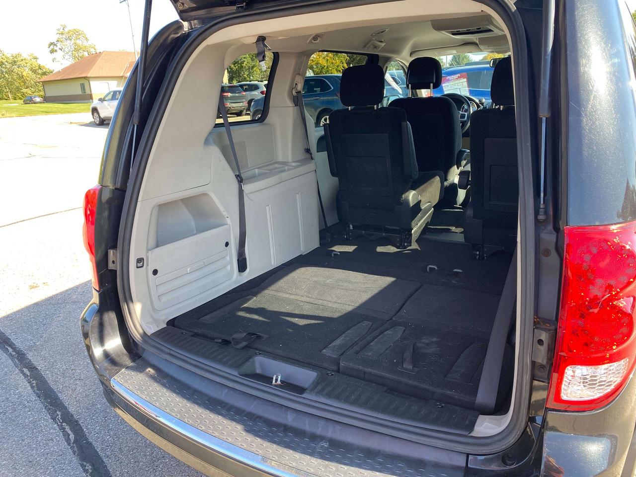 2017 Dodge Grand Caravan SXT, 7 PASSENGER! Photo