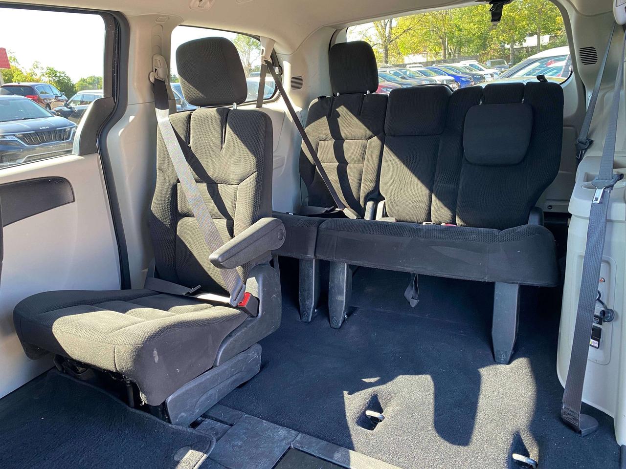 2017 Dodge Grand Caravan SXT, 7 PASSENGER! Photo