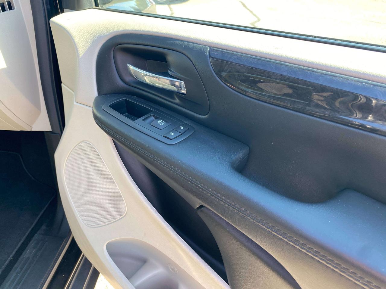 2017 Dodge Grand Caravan SXT, 7 PASSENGER! Photo