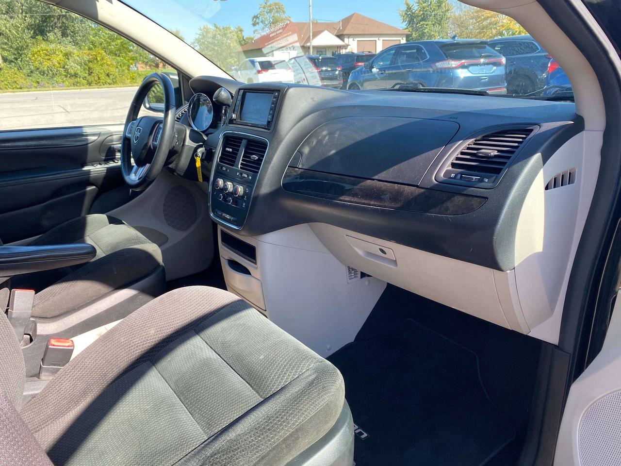 2017 Dodge Grand Caravan SXT, 7 PASSENGER! Photo