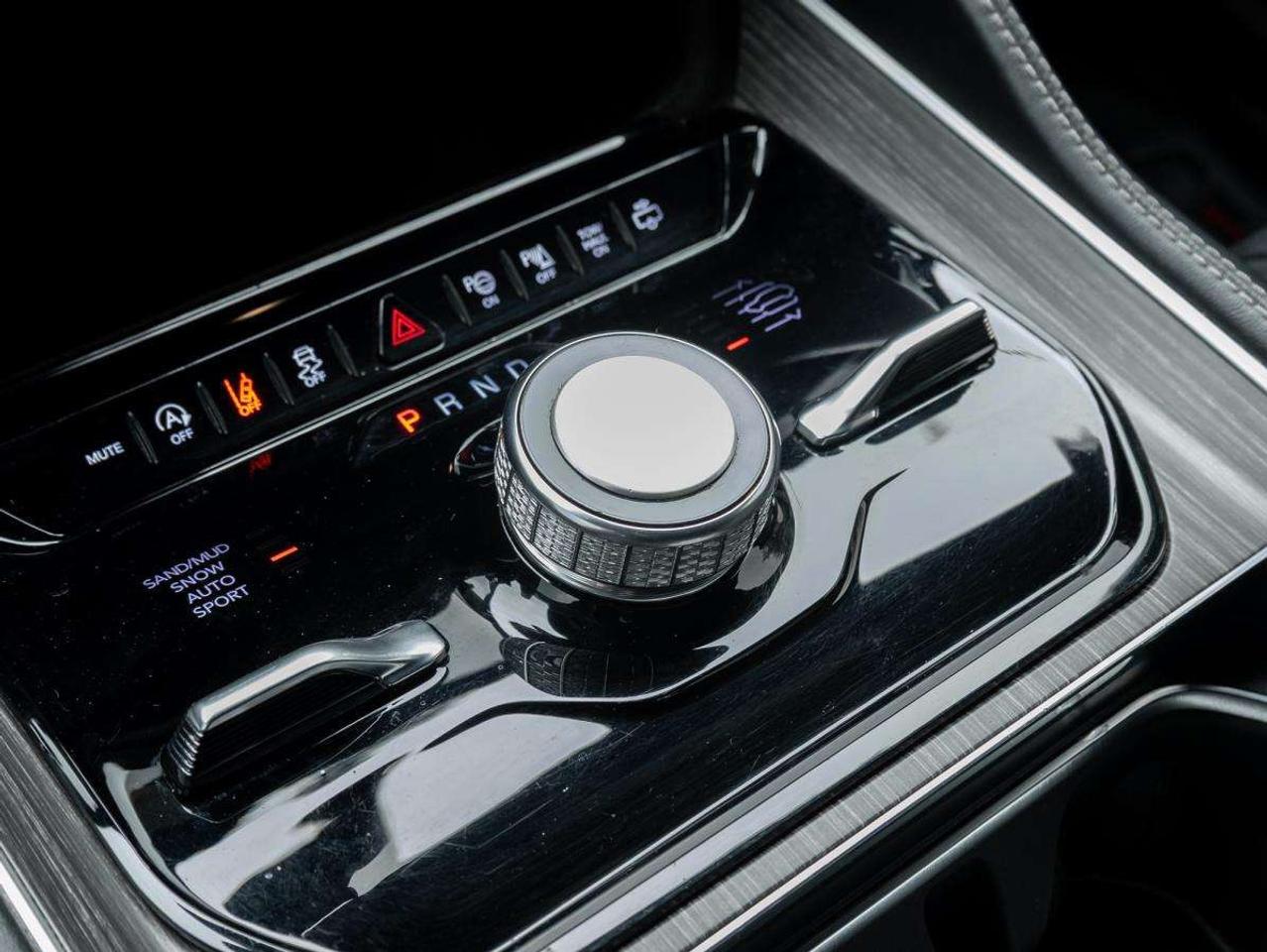 2023 Jeep Wagoneer Series II 4x4 Photo