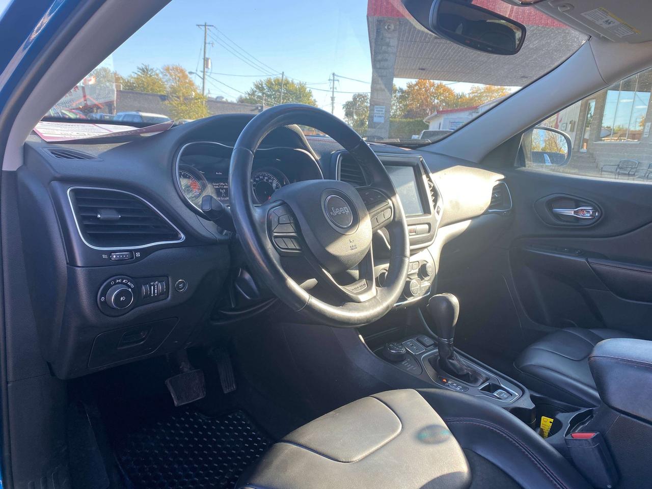 2019 Jeep Cherokee TRAILHAWK, CLEAN CARFAX, LEATHER, REMOTE START! Photo