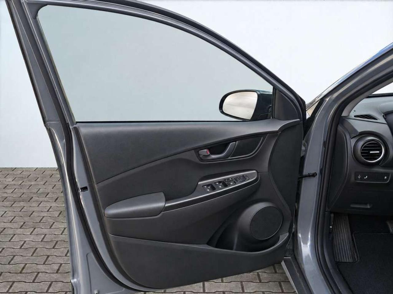 2021 Hyundai KONA TREND / AWD / 1.6L TURBO / Heated Seats / Heated Steering Wheel / Apple CarPlay / Backup Cam / Blind Spot Monitor Photo