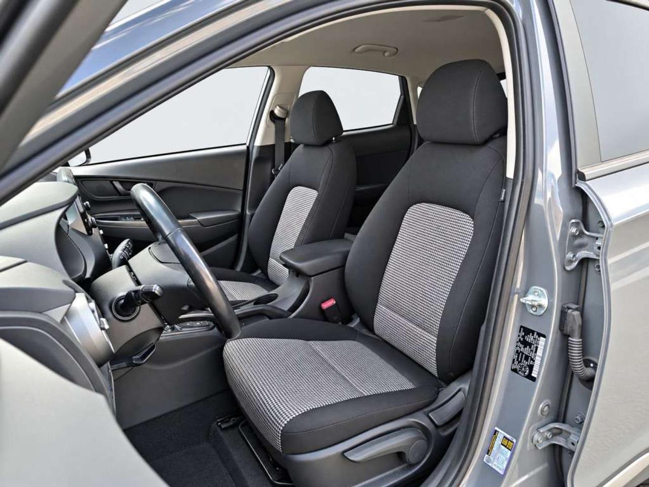 2021 Hyundai KONA TREND / AWD / 1.6L TURBO / Heated Seats / Heated Steering Wheel / Apple CarPlay / Backup Cam / Blind Spot Monitor Photo