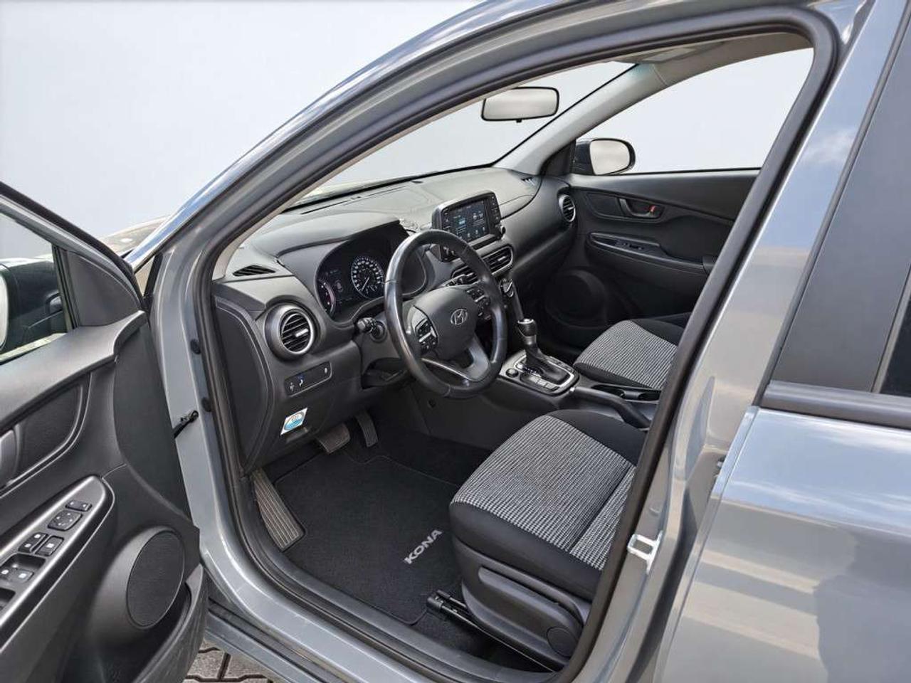 2021 Hyundai KONA TREND / AWD / 1.6L TURBO / Heated Seats / Heated Steering Wheel / Apple CarPlay / Backup Cam / Blind Spot Monitor Photo