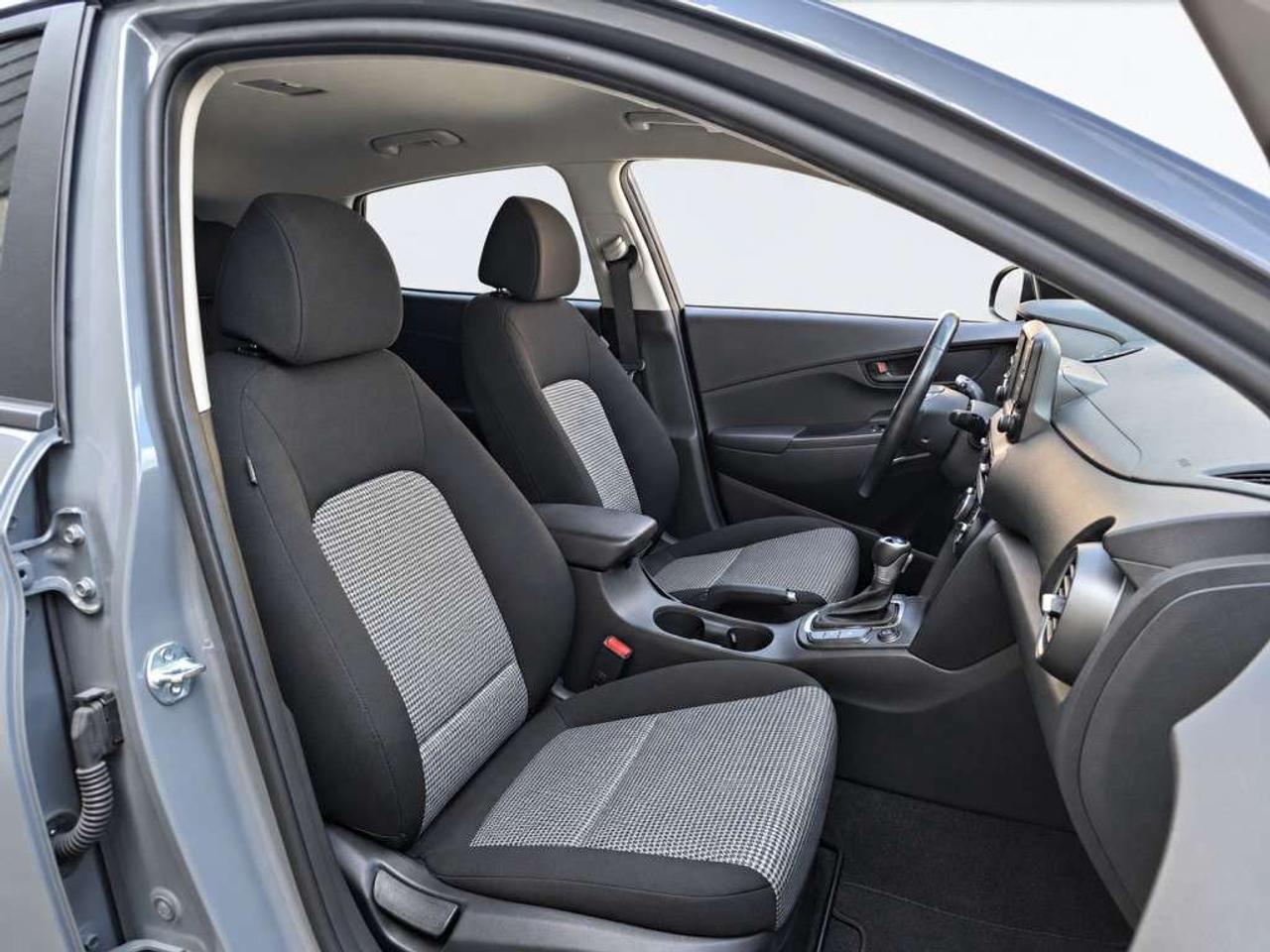 2021 Hyundai KONA TREND / AWD / 1.6L TURBO / Heated Seats / Heated Steering Wheel / Apple CarPlay / Backup Cam / Blind Spot Monitor Photo