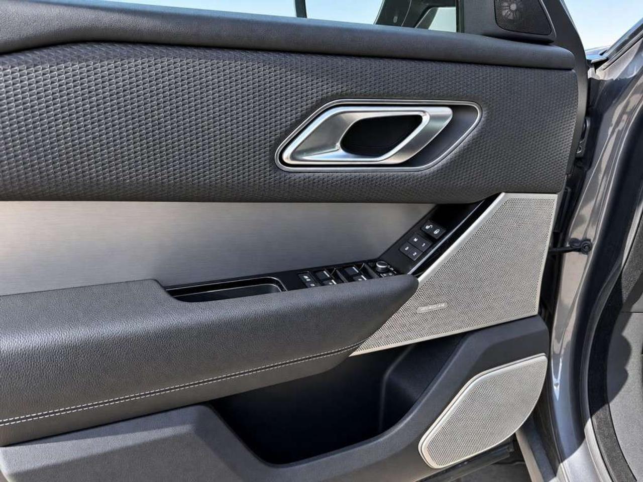 2019 Land Rover Range Rover Velar R-DYNAMIC SE AWD   Leather   Panoramic Sunroof   NAVI   Meridian Sound   Heated Seats   Backup Cam Photo