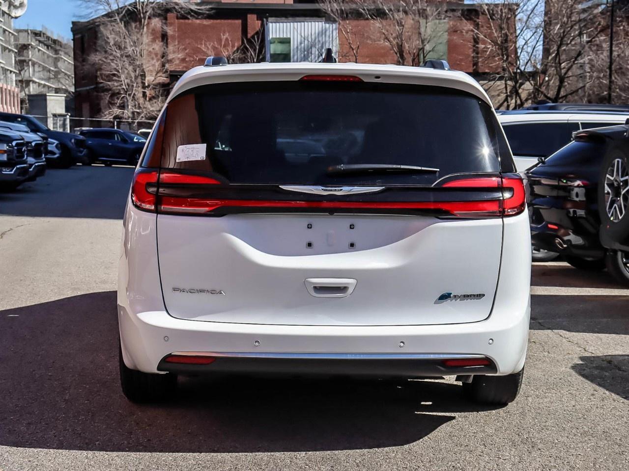 2024 Chrysler Pacifica Hybrid Pinnacle 2WD Photo