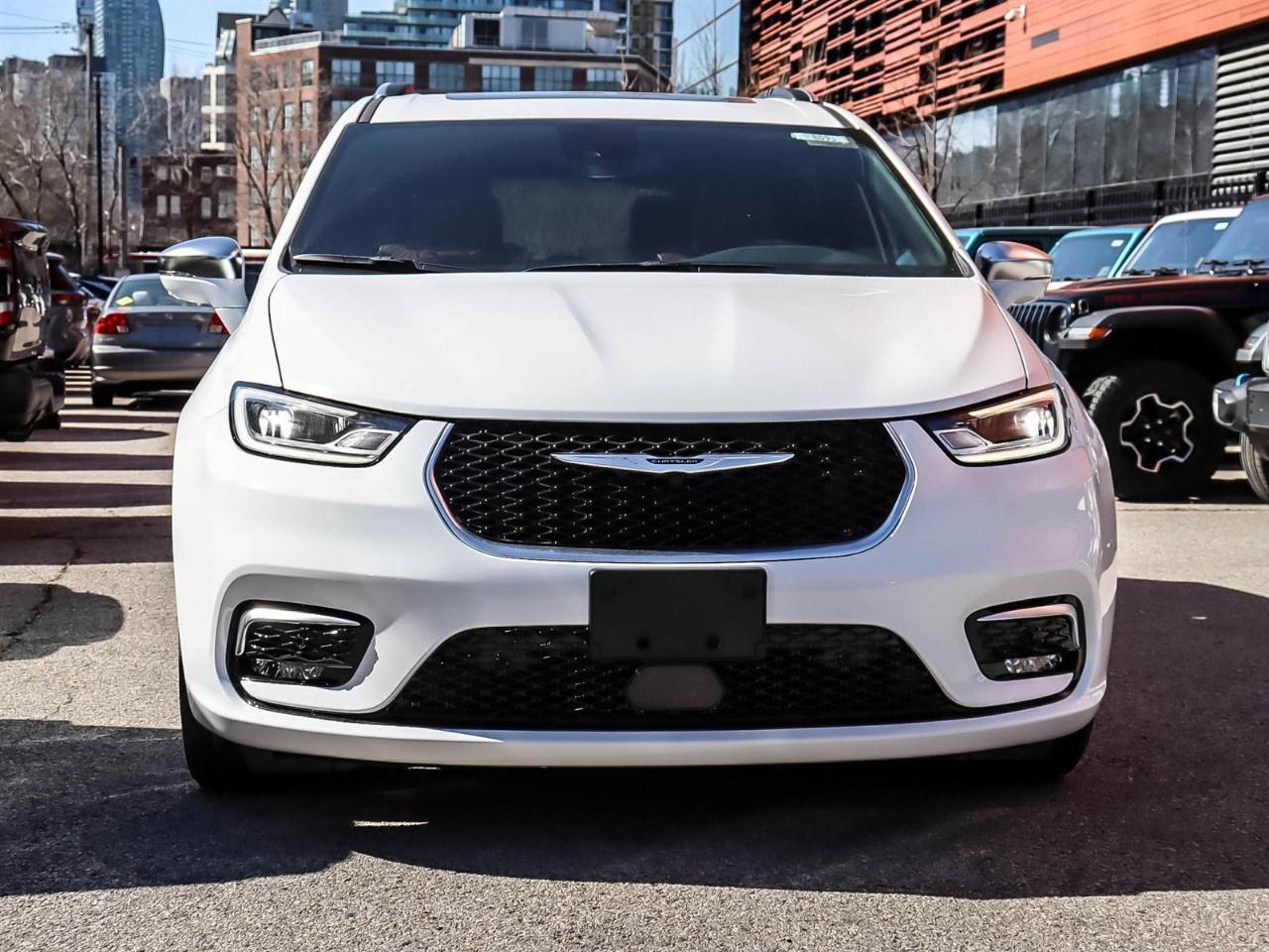 2024 Chrysler Pacifica Hybrid Pinnacle 2WD Photo5