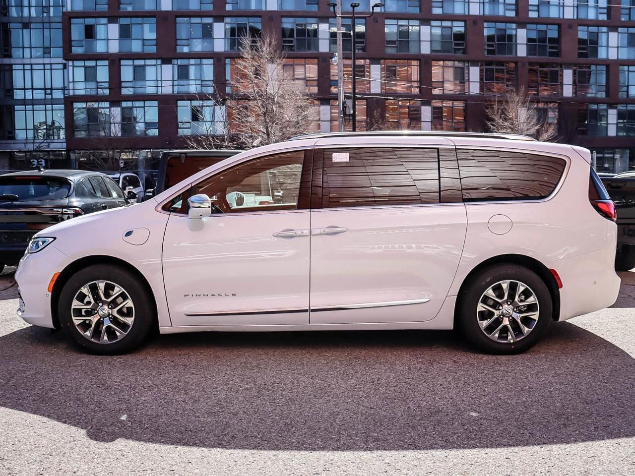 2024 Chrysler Pacifica Hybrid Pinnacle 2WD Photo