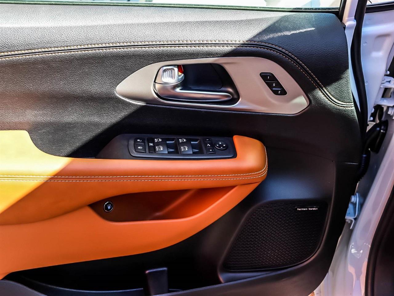 2024 Chrysler Pacifica Hybrid Pinnacle 2WD Photo
