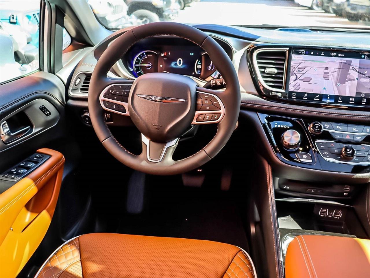 2024 Chrysler Pacifica Hybrid Pinnacle 2WD Photo